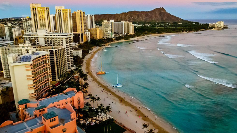 Lēʻahi Head soars above the beaches of Honolulu, Hawaiʻi Lēʻahi Head soars above the beaches of Honolulu, Hawaiʻi