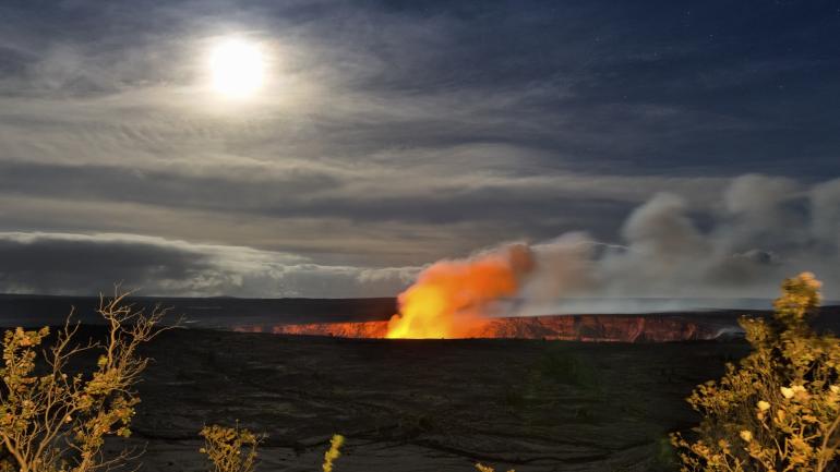 夏威夷火山国家公园内火山口上缓缓升起的烟雾和火山灰 夏威夷火山国家公园内火山口上缓缓升起的烟雾和火山灰