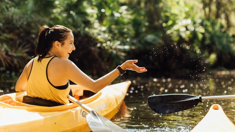 乘着从 The Paddling Center at Shingle Creek 租赁中心租借的皮划艇戏水 乘着从 The Paddling Center at Shingle Creek 租赁中心租借的皮划艇戏水