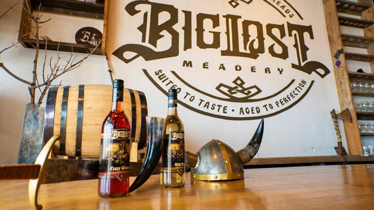 在怀俄明州吉列维京风格的 Big Lost Meadery 酒吧畅饮瓶装蜂蜜酒 在怀俄明州吉列维京风格的 Big Lost Meadery 酒吧畅饮瓶装蜂蜜酒