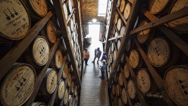 在凡尔赛 Woodford Reserve 酒厂导游带领下了解波旁威士忌的酿造过程 在凡尔赛 Woodford Reserve 酒厂导游带领下了解波旁威士忌的酿造过程