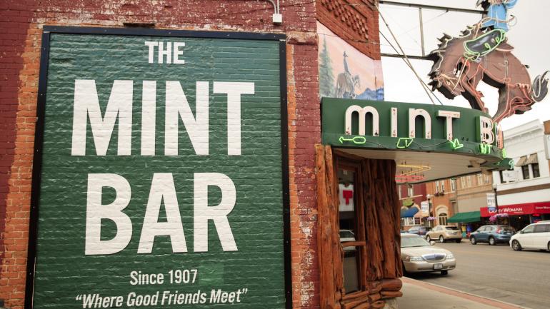 谢里登传统的沙龙风格酒吧 Mint Bar 的外景 谢里登传统的沙龙风格酒吧 Mint Bar 的外景
