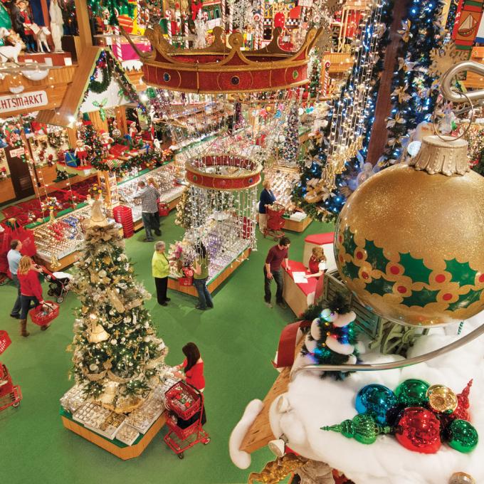 位于密歇根州弗兰肯莫斯的 Bronner’s CHRISTmas Wonderland 商店是世界上最大的圣诞商店,内部充满节日气氛 位于密歇根州弗兰肯莫斯的 Bronner’s CHRISTmas Wonderland 商店是世界上最大的圣诞商店,内部充满节日气氛