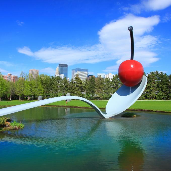 明尼阿波利斯市内 Claes Oldenburg 与 Coosje van Bruggen 设计的“汤匙与樱桃”雕塑 明尼阿波利斯市内 Claes Oldenburg 与 Coosje van Bruggen 设计的“汤匙与樱桃”雕塑