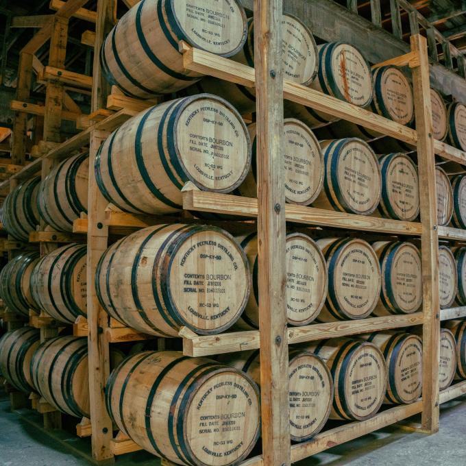 路易维尔市中心肯塔基州 Peerless Distilling Co. 酿酒厂内装满陈酿波本威士忌的木桶 路易维尔市中心肯塔基州 Peerless Distilling Co. 酿酒厂内装满陈酿波本威士忌的木桶
