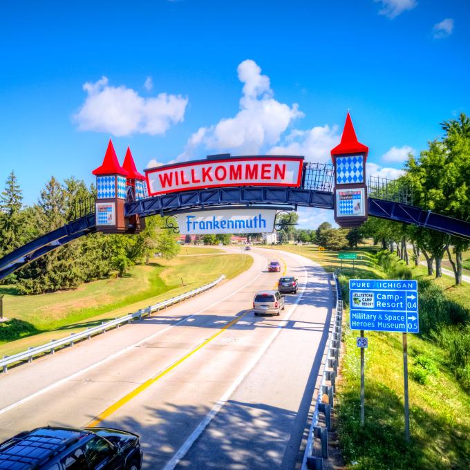 Palmer Frankenmuth Gateway Arch 拱门在密歇根州弗兰肯莫斯南部边界欢迎驾车游客的到来 Palmer Frankenmuth Gateway Arch 拱门在密歇根州弗兰肯莫斯南部边界欢迎驾车游客的到来
