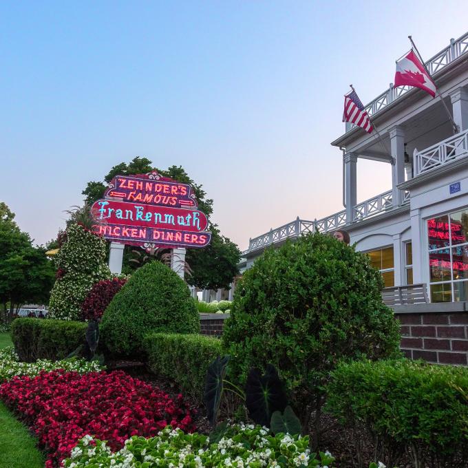 位于密歇根州弗兰肯莫斯的美国最大的独立餐馆之一 Zehnder 餐厅外风景优美的花园 位于密歇根州弗兰肯莫斯的美国最大的独立餐馆之一 Zehnder 餐厅外风景优美的花园