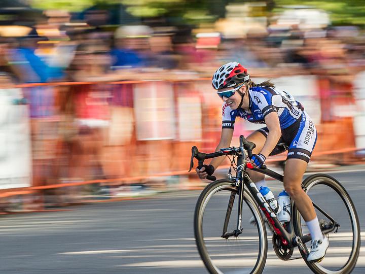 人群在 Twilight Criterium 自行车赛赛道旁为自行车手欢呼呐喊 人群在 Twilight Criterium 自行车赛赛道旁为自行车手欢呼呐喊