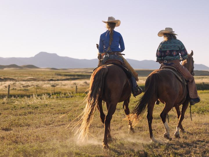 在怀俄明州布法罗的 TA Ranch 牧场骑马